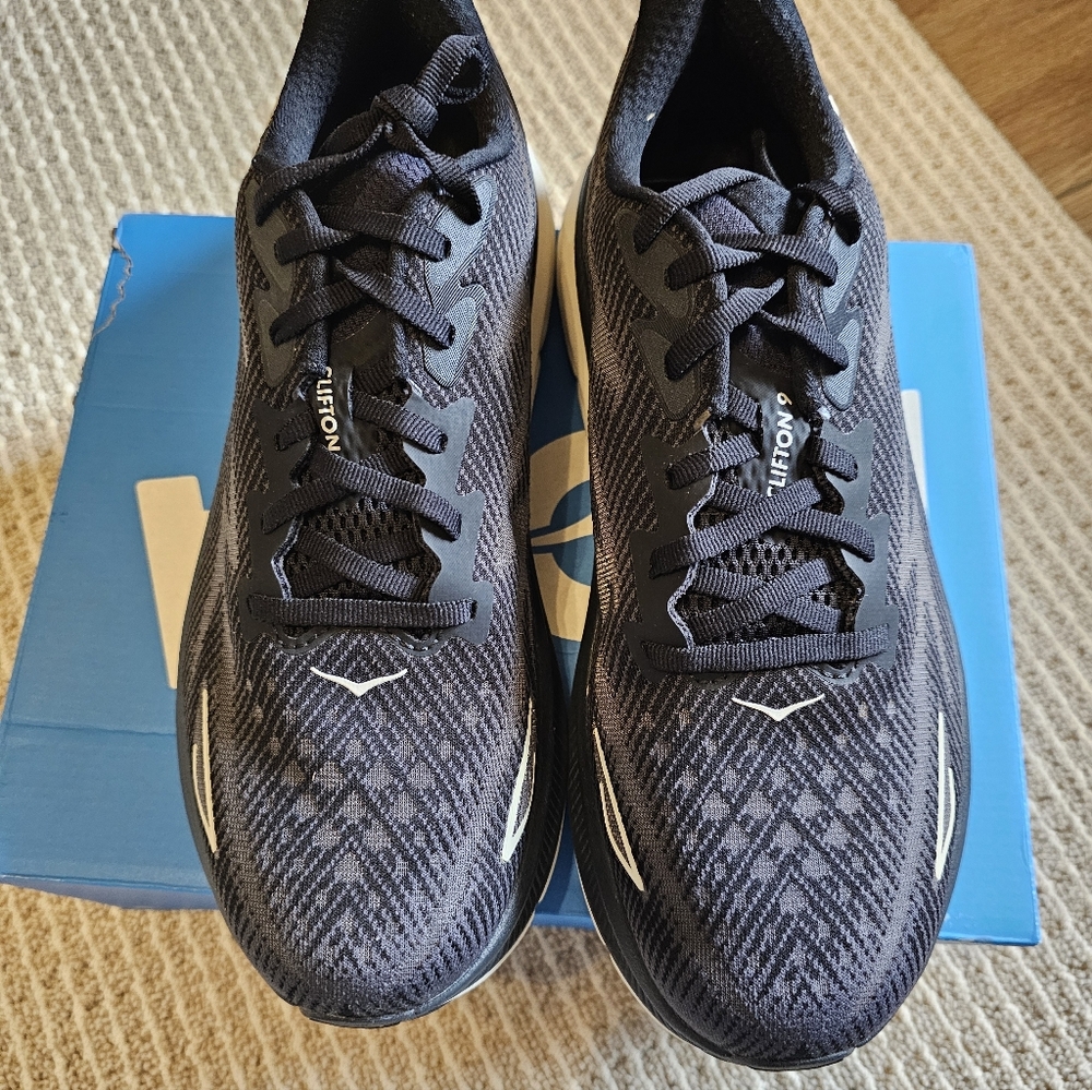 Hoka Mens Clifton 9 Shoes. Size 9.5D